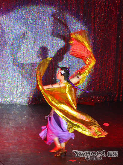 芙蓉姐姐跳肚皮舞 水蛇腰反弹遭网友吐槽