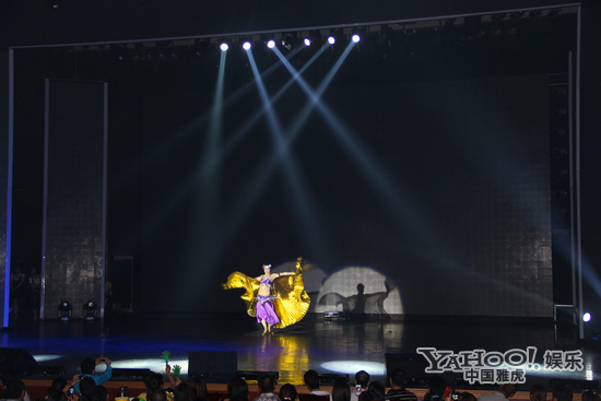 芙蓉姐姐跳肚皮舞 水蛇腰反弹遭网友吐槽