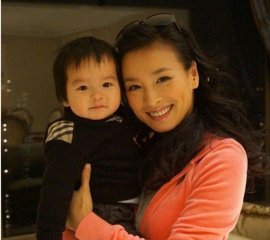 张庭儿子人气旺 众人争定娃娃亲