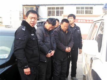 三人演双簧专偷夜行女