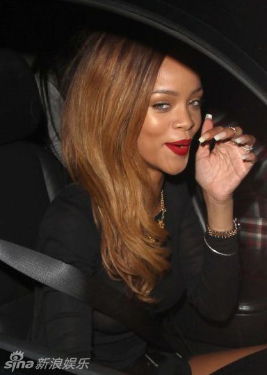 蕾哈娜几近全裸