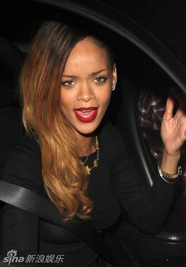 蕾哈娜几近全裸