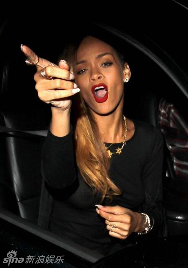 蕾哈娜几近全裸