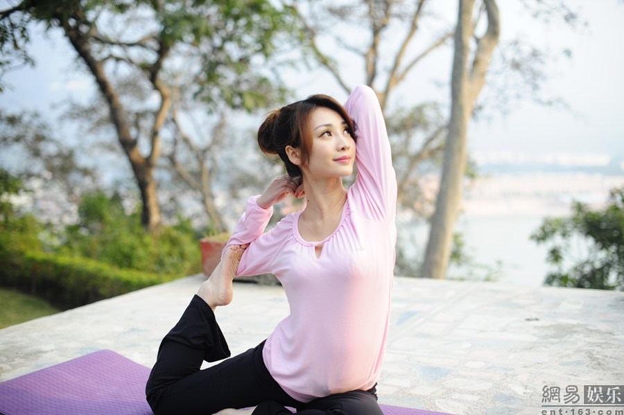柳岩赴印度瑜伽灵修