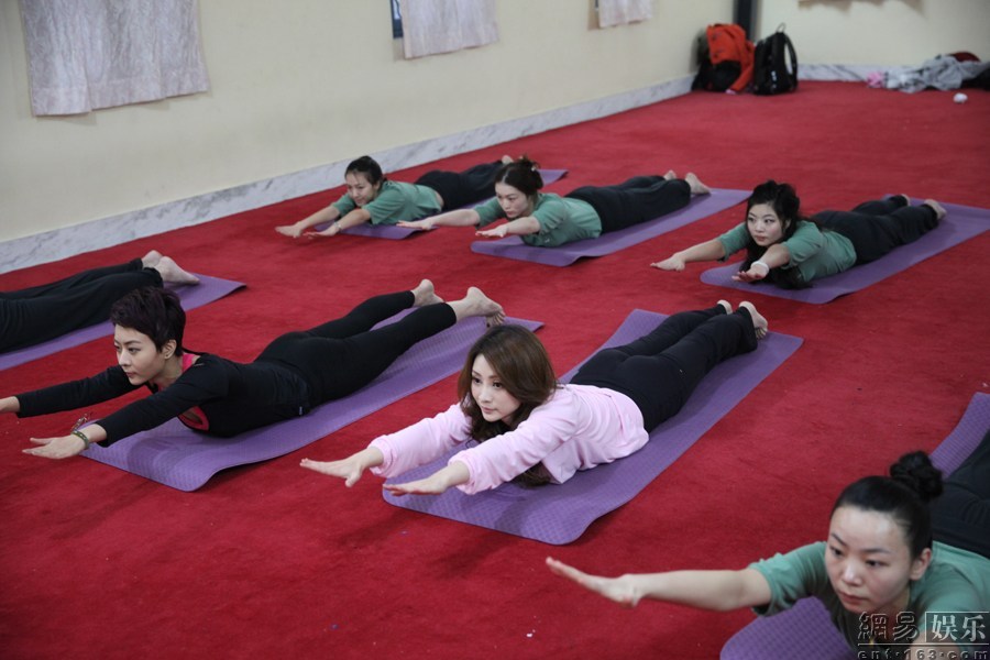 柳岩赴印度瑜伽灵修