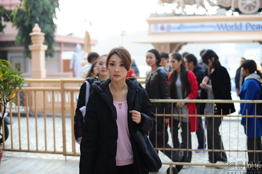 柳岩赴印度瑜伽灵修