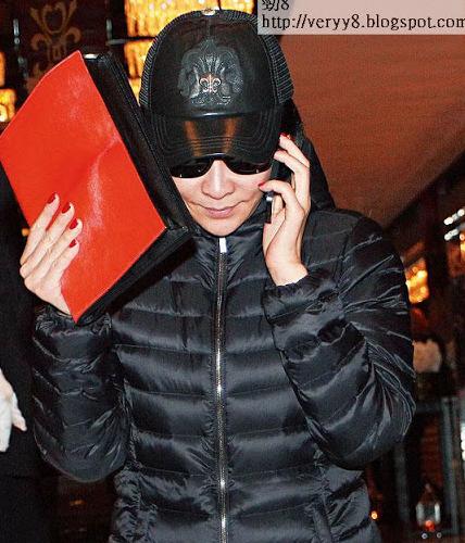 刘嘉玲素颜出街被记者跟拍