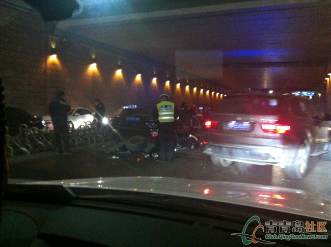 尼桑冲下5米桥摔得“四脚朝天”