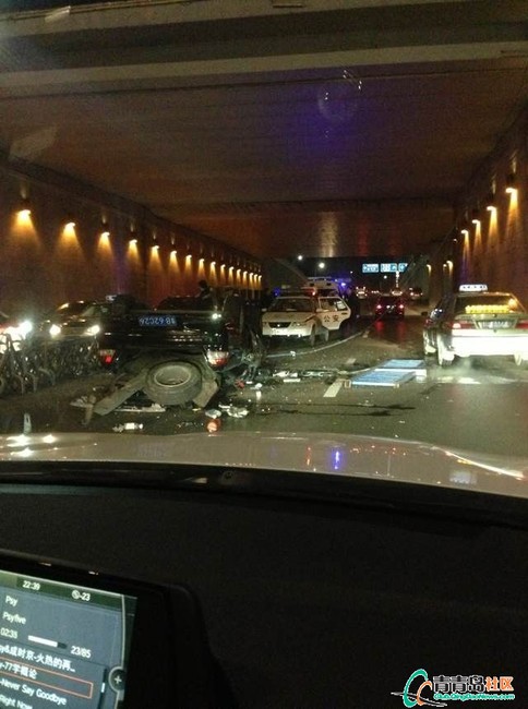 尼桑冲下5米桥摔得“四脚朝天”