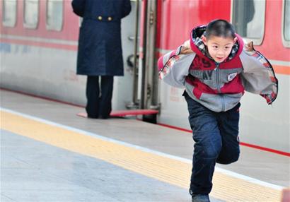 春运首日青岛送客10万人次