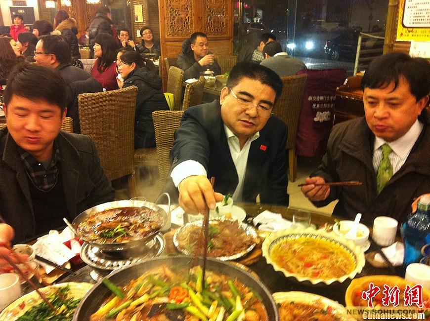 召节约粮食 陈光标率员工吃酒店剩饭