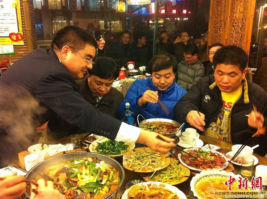 召节约粮食 陈光标率员工吃酒店剩饭