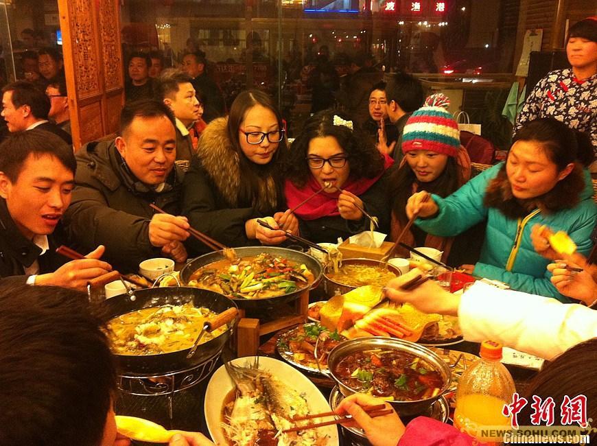 陈光标率员工吃酒店剩饭 每人发双筷子