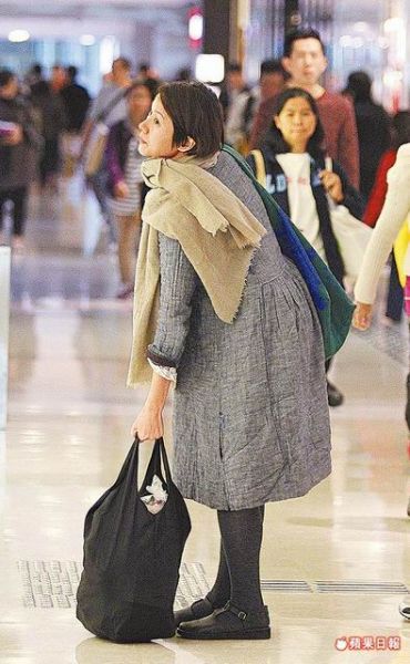 怀孕的林嘉欣前天（1月25日）在香港的超市购物，因袋子太重停下休息。