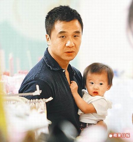 林嘉欣老公袁剑伟（左）相当呵护女儿Kayla。