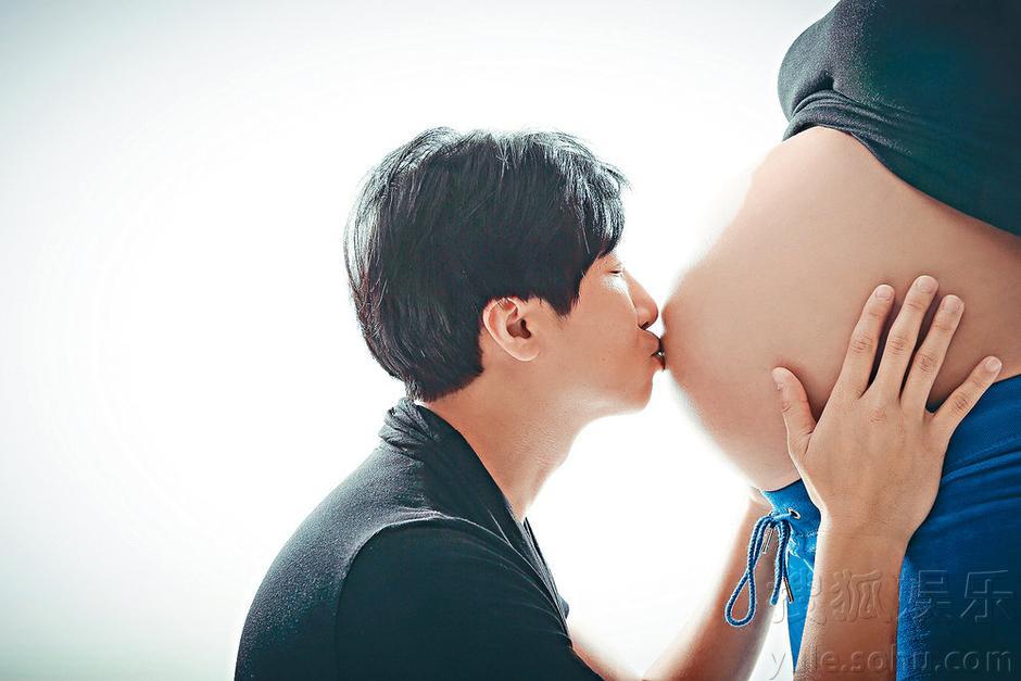 周家蔚临盆在即 秀大肚写真