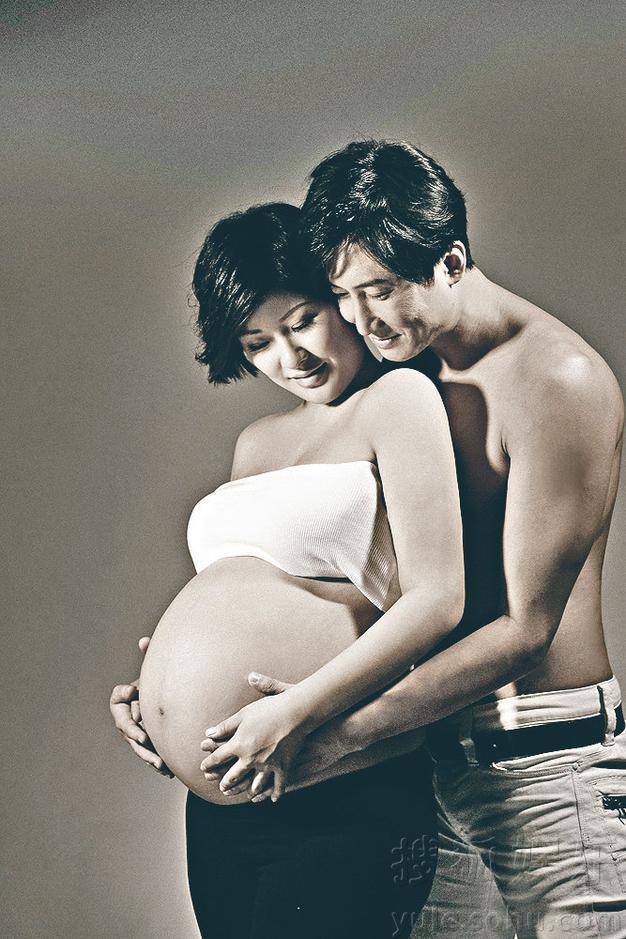 周家蔚临盆在即 秀大肚写真