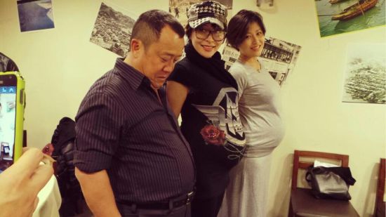 汤盈盈与曾志伟周家蔚比拼大肚