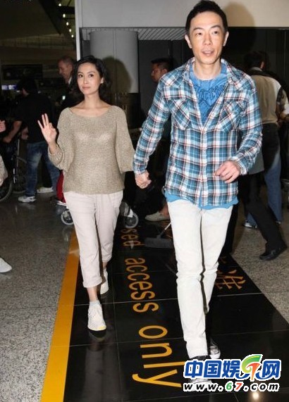 黄贯中朱茵夫妇合影