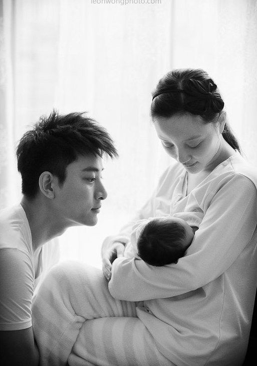 明星罕见全家福曝光：大S倚公公肩头 李连杰怀抱妻女