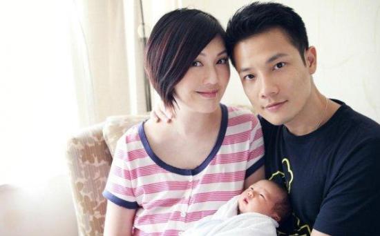 明星罕见全家福曝光：大S倚公公肩头 李连杰怀抱妻女