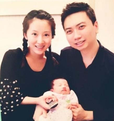 明星罕见全家福曝光：大S倚公公肩头 李连杰怀抱妻女