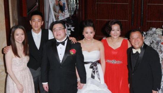 明星罕见全家福曝光：大S倚公公肩头 李连杰怀抱妻女