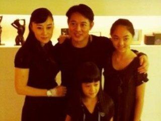 明星罕见全家福曝光：大S倚公公肩头 李连杰怀抱妻女