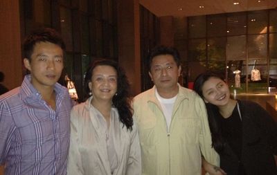 明星罕见全家福曝光：大S倚公公肩头 李连杰怀抱妻女