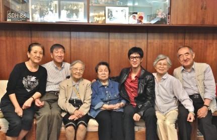 明星罕见全家福曝光：大S倚公公肩头 李连杰怀抱妻女