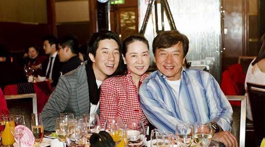 明星罕见全家福曝光：大S倚公公肩头 李连杰怀抱妻女