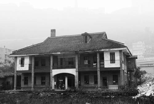 2009年2月3日，重庆渝中区李子坝，刘湘公馆成“孤岛”。陈庆/CFP