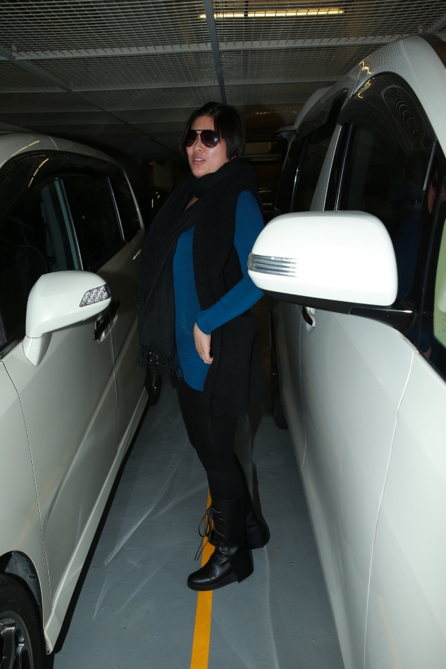 周家蔚上午入院待产 洪天明陪同