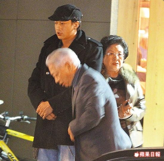 何润东送爸妈离开餐厅