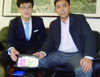 小伙捡钱包 寒风中苦等失主 小伙捡钱包 寒风中苦等失主
