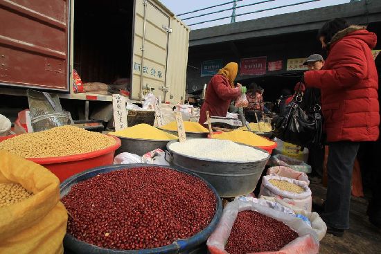 过大年赶大集 李村集场面火爆年味浓