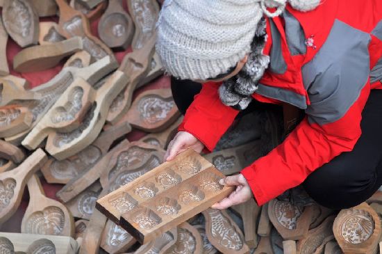 过大年赶大集 李村集场面火爆年味浓