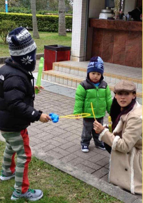 张柏芝与粉丝合影