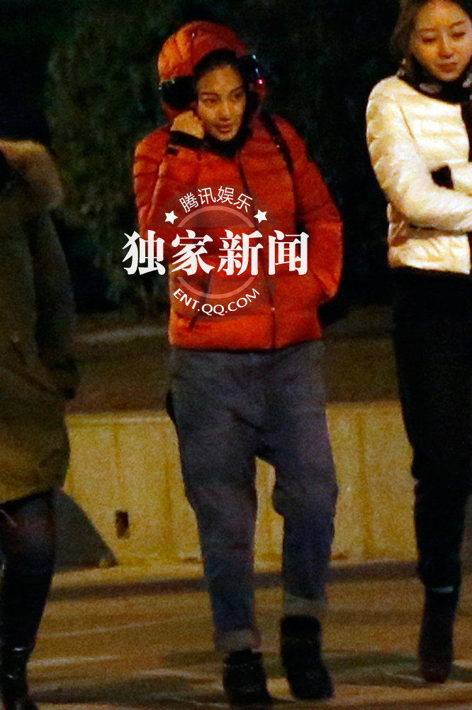 张雨绮暴怒拍车身踹车门