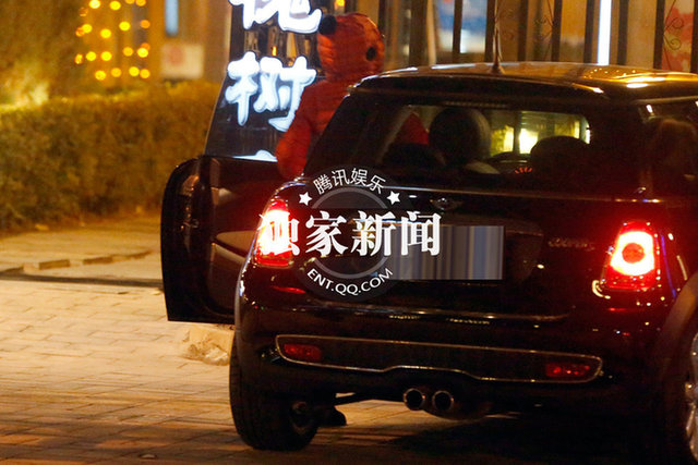 张雨绮暴怒拍车身踹车门