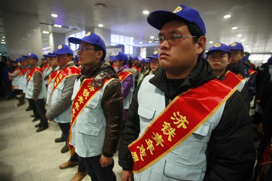 济铁招募美女志愿者应对春运人海