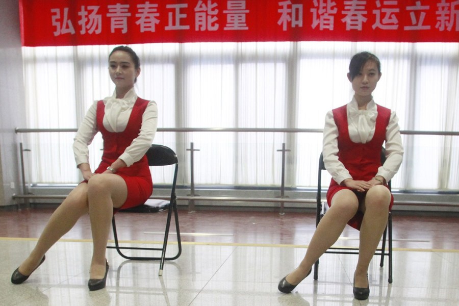 济铁招募美女志愿者应对春运人海