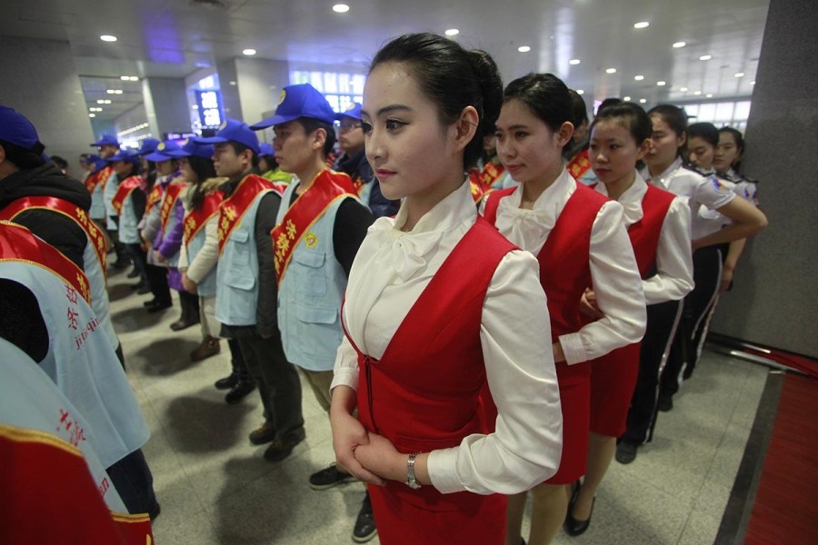 济铁招募美女志愿者应对春运人海