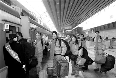 记者走访调查203人仅半数购得火车票