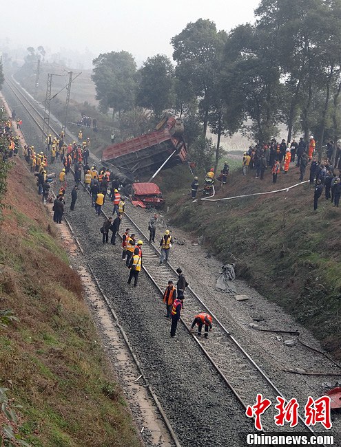 四川货车从桥上坠落铁路