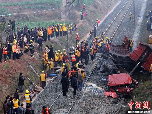 四川货车从桥上坠落铁路