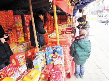 烟花爆竹价格看涨 看孔雀开屏需花千元 烟花爆竹价格看涨 看孔雀开屏需花千元