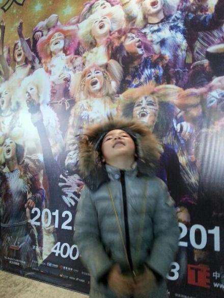 鲁健5岁爱女近照曝光：搞怪模仿经典音乐剧《猫》