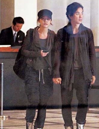 郑伊健“末日婚礼”改旅行 与蒙嘉慧现身东京