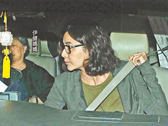 蒙嘉慧郑伊健福冈订婚返港 穿情侣装甜蜜晒婚戒(图)